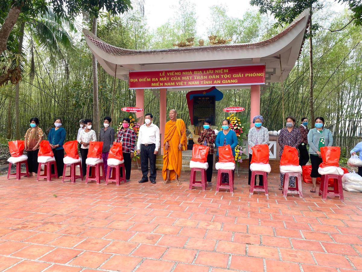 Đoàn công tác của Ủy ban MTTQ Việt Nam tỉnh An Giang trao quà cho người dân là hộ nghèo trên địa bàn xã Lương Phi (huyện Tri Tôn, tỉnh An Giang).