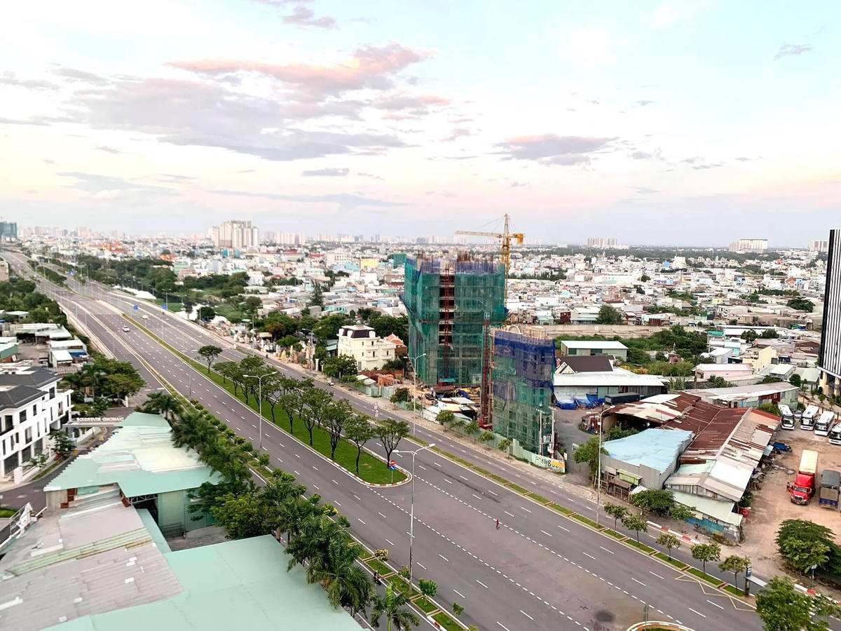 Tuyến Đại lộ Đông Tây (Võ Văn Kiệt - Mai Chí Thọ) có chiều dài 24 km qua địa bàn 8 quận huyện, là con đường nối trục Đông và trục Tây, từ khi hoàn thành đã giúp rút ngắn thời gian lưu thông từ cảng Sài Gòn đến các tỉnh miền Đông và miền Tây. Hình ảnh tuyến đường tại khu vực phường 16, Quận 8 lúc 18 giờ ngày 26/7.