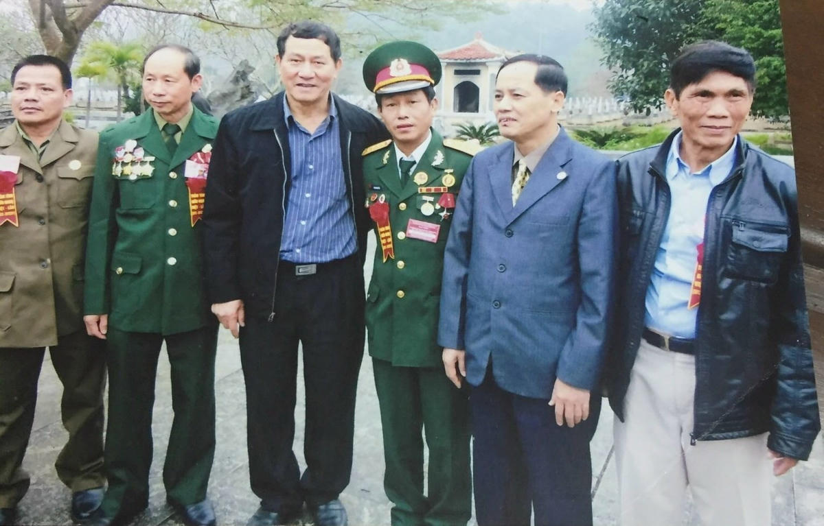 Cựu chiến binh - thương binh Chu Mạnh Sơn (đứng thứ 3, từ trái sang) chụp ảnh kỷ niệm cùng "phi công huyền thoại" Phạm Tuân và các đồng đội.  
