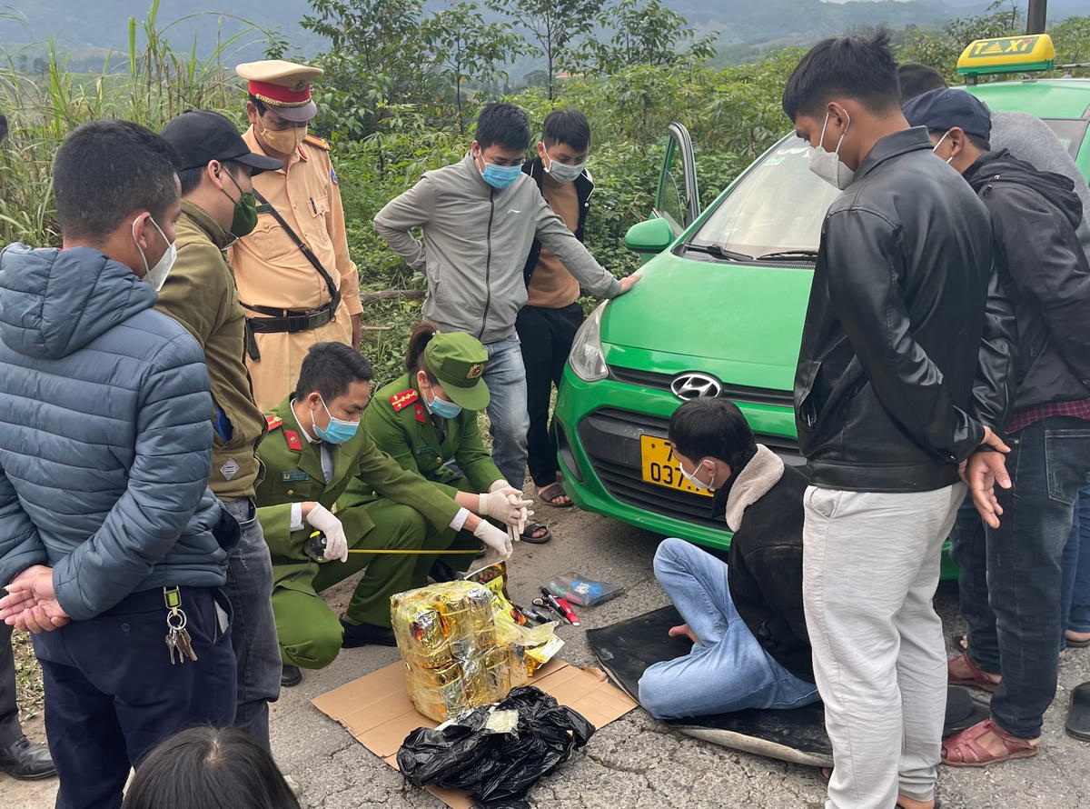 Lực lượng chức năng tỉnh Quảng Trị vừa bắt giữ vụ vận chuyển 10kg ma tuý. Ảnh: Công an cung cấp.