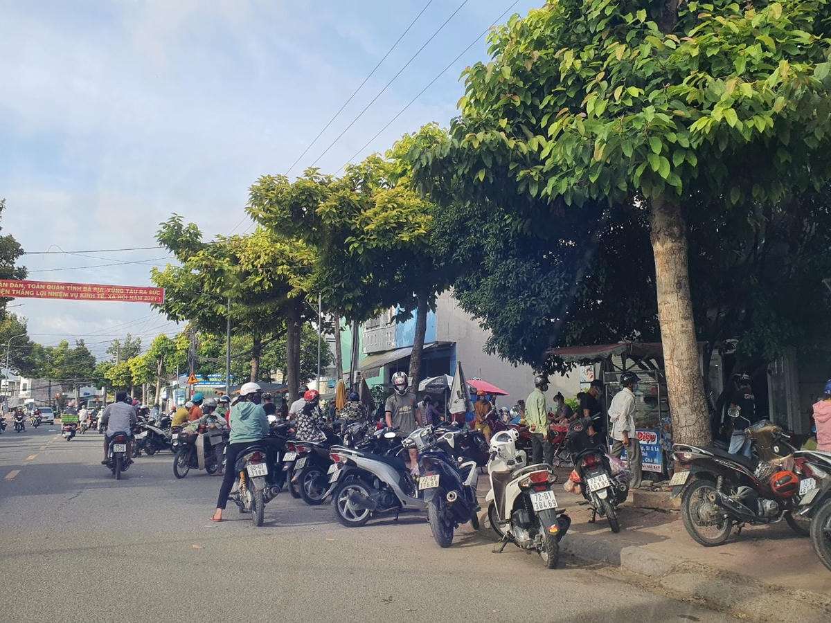 Người dân tranh thủ mua hàng dự trữ khi hay tin toàn tỉnh áp dụng giãn cách xã hội theo Chỉ thị 16. 