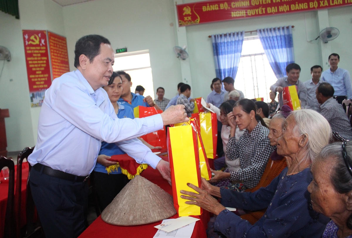 Chủ tịch Trần Thanh Mẫn tặng quà cho các hộ dân ở xã Bình Phước bị thiệt hại do mưa bão.