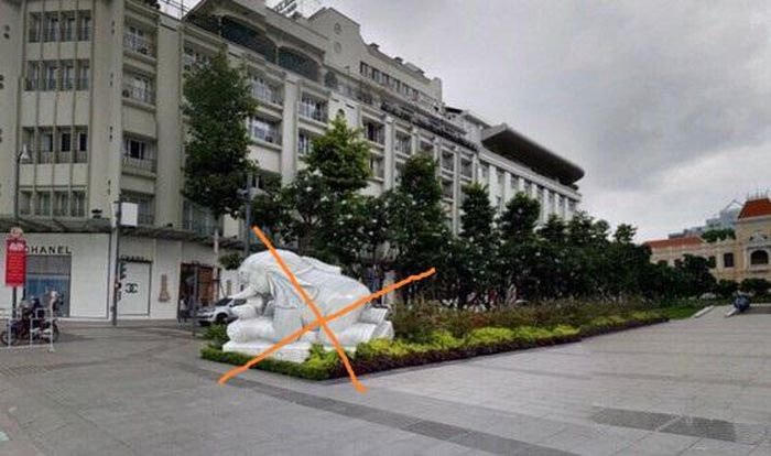 Một hình ảnh tượng voi đá trong tư thế nằm nhìn về khách sạn REX dọc theo tuyến phố đi bộ Nguyễn Huệ (quận 1, TP HCM) lan truyền trên mạng xã hội.