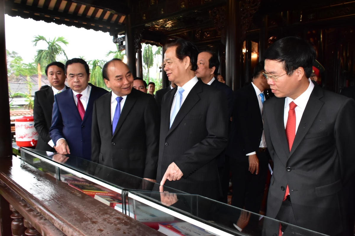 Lãnh đạo, nguyên lãnh đạo Đảng, Nhà nước, Mặt trận Tổ quốc tham quan tại nhà Văn hóa Chủ tịch nước Lê Đức Anh.