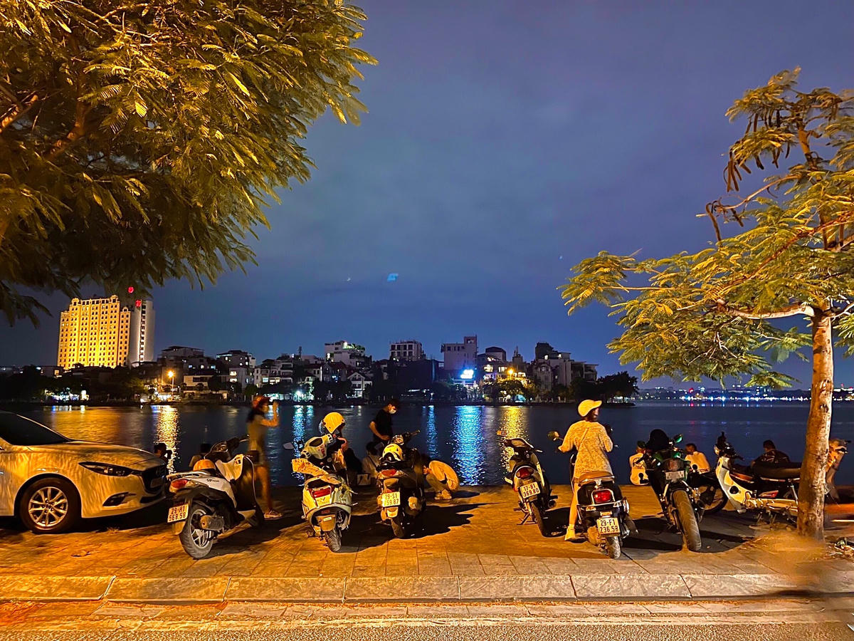 Hà Nội: Phố vẫn nhộn nhịp về đêm như chưa hề có dịch