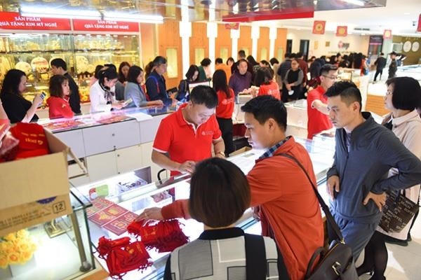 Giá vàng chao đảo, người mua bán băn khoăn.