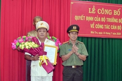Đại tá Võ Hùng Minh trao quyết định và chúc mừng Thượng tá Võ Công Bình.