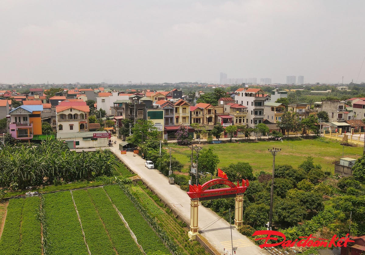 Các con đường trong xã dường như không một bóng người. Ảnh: Quang Vinh. 