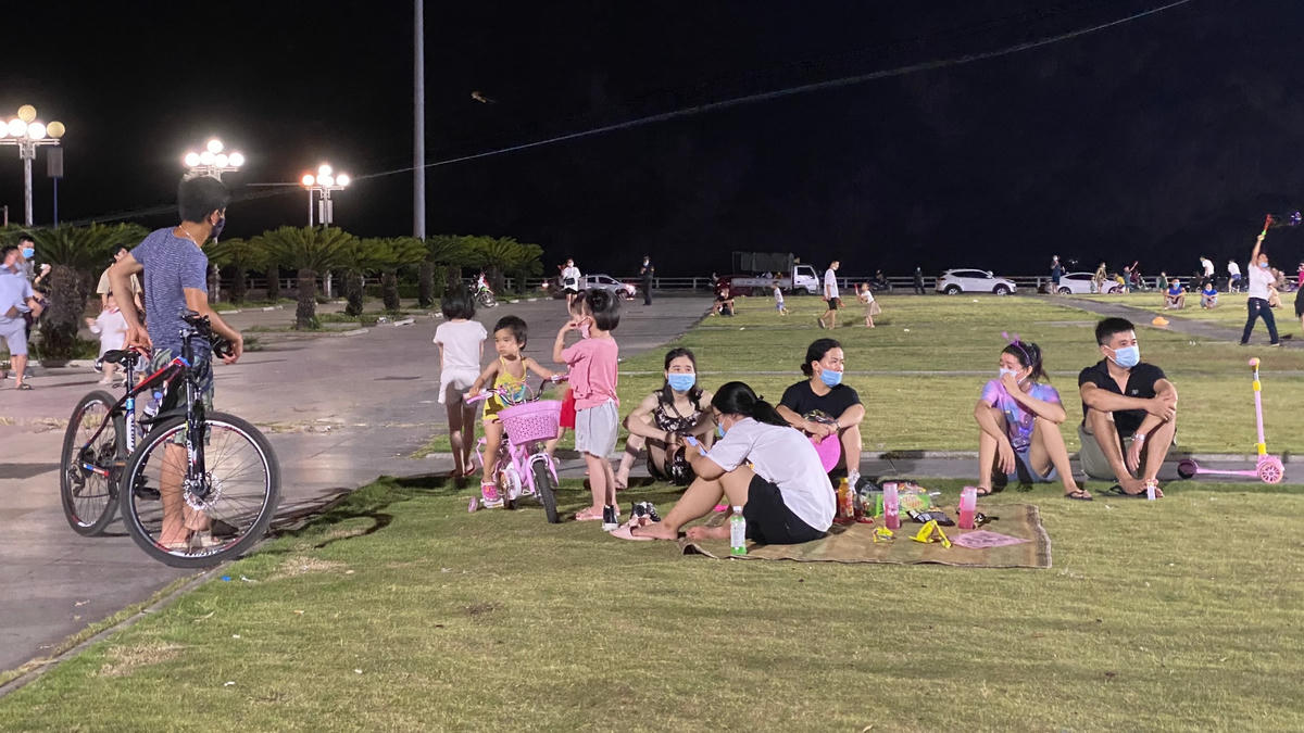 Từ 12h ngày 4/8, người dân trên địa bàn tỉnh Quảng Ninh không tập trung quá 5 người tại 1 khu vực cùng 1 thời điểm tại các nơi công cộng và tại những khu vực ngoài trụ sở cơ quan, cơ sở kinh doanh, trường học, cơ sở y tế.