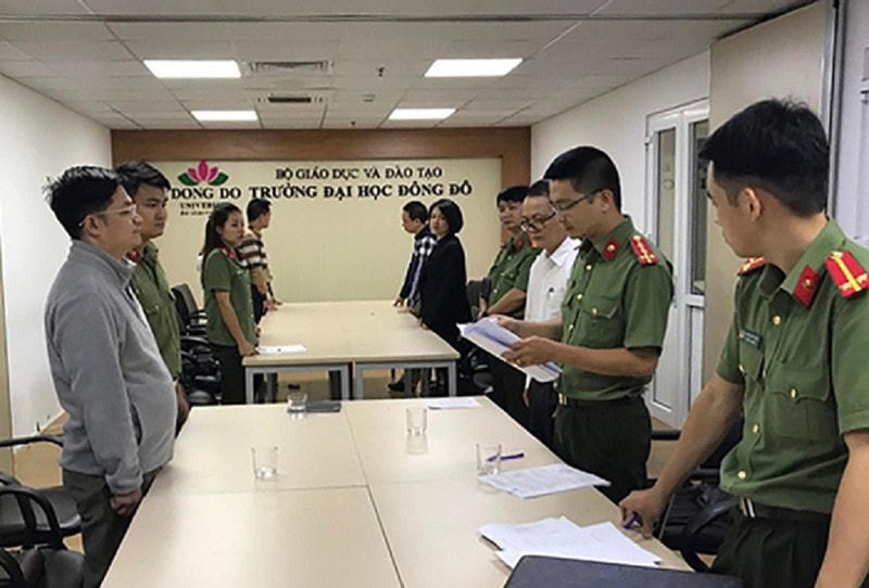 Cơ quan An ninh điều tra Bộ Công an tống đạt quyết định khởi tố bị can tại Trường Đại học Đông Đô.