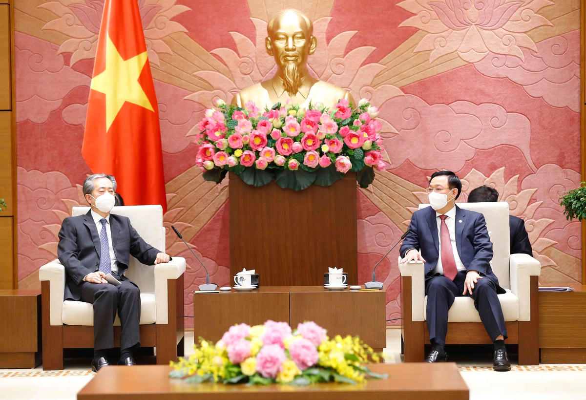 Chủ tịch Quốc hội Vương Đình Huệ tiếp Đại sứ Hùng Ba