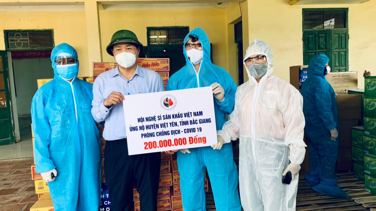 Hội Nghệ sĩ Sân khấu Việt Nam ủng hộ phòng chống dịch cho Bắc Giang.Ảnh: HNSSKVN.