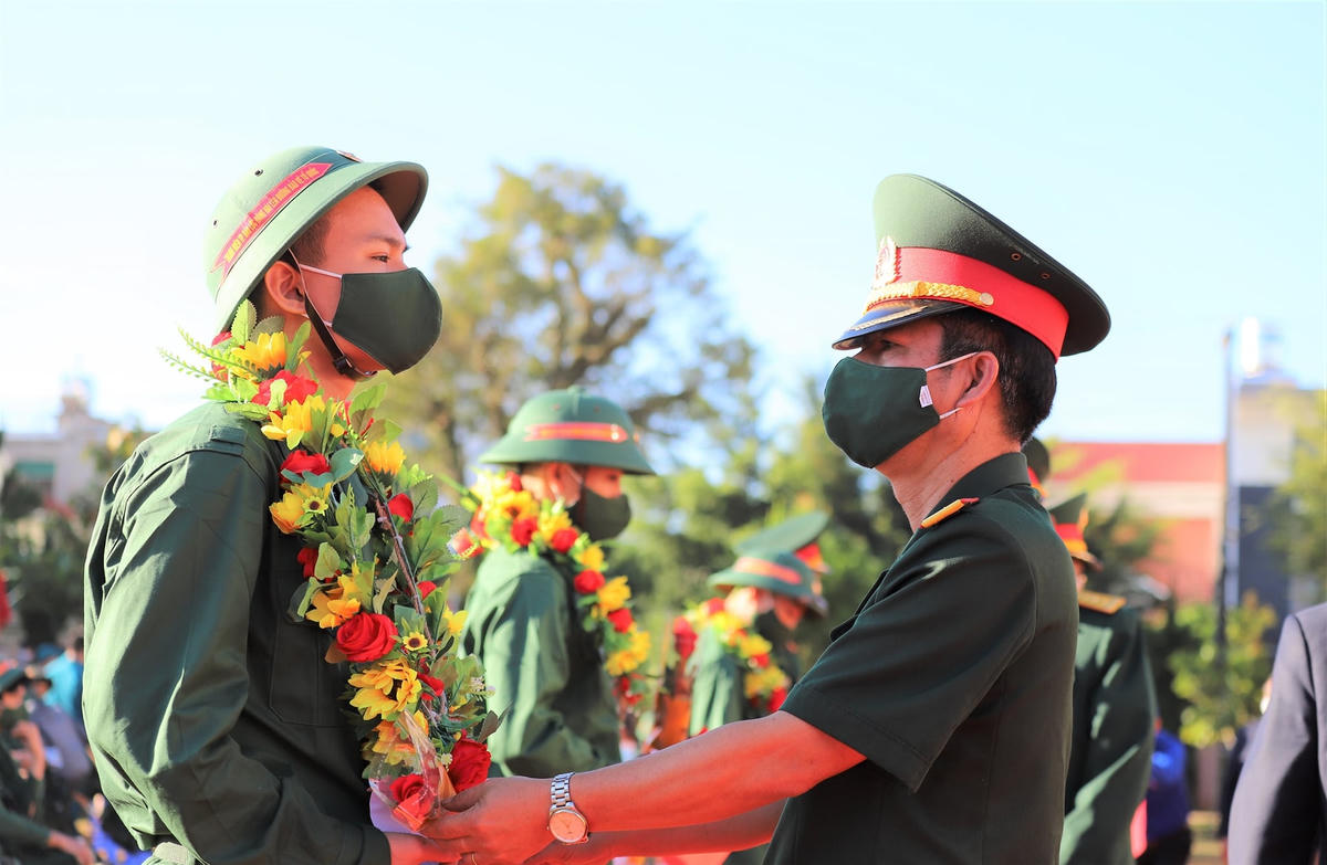 Công dân tỉnh Lâm Đồng lên đường làm nhiệm vụ.