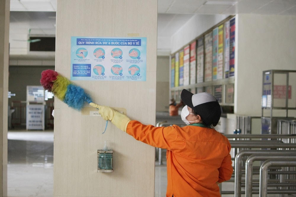 Công nhân cũng đang lau dọn nhà chờ sau nhiều tháng phủ bụi.