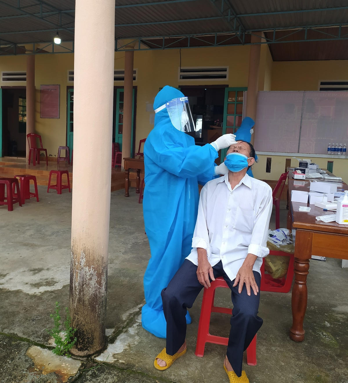 Ngành y tế Quảng Nam đang lấy mẫu xét nghiệm Covid-19.