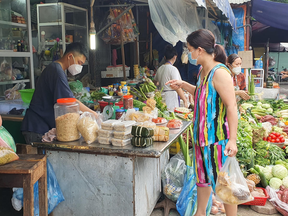 Trước tình hình giãn cách xã hội, nhiều người dân cũng chia sẻ, năm nay việc chuẩn bị cho rằm tháng 7 tối giản so với mọi năm.
