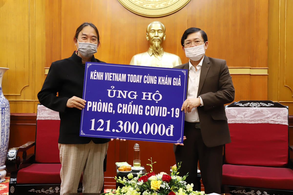 Phó Chủ tịch Nguyễn Hữu Dũng tiếp nhận ủng hộ từ đại diện Kênh Vietnam Today.