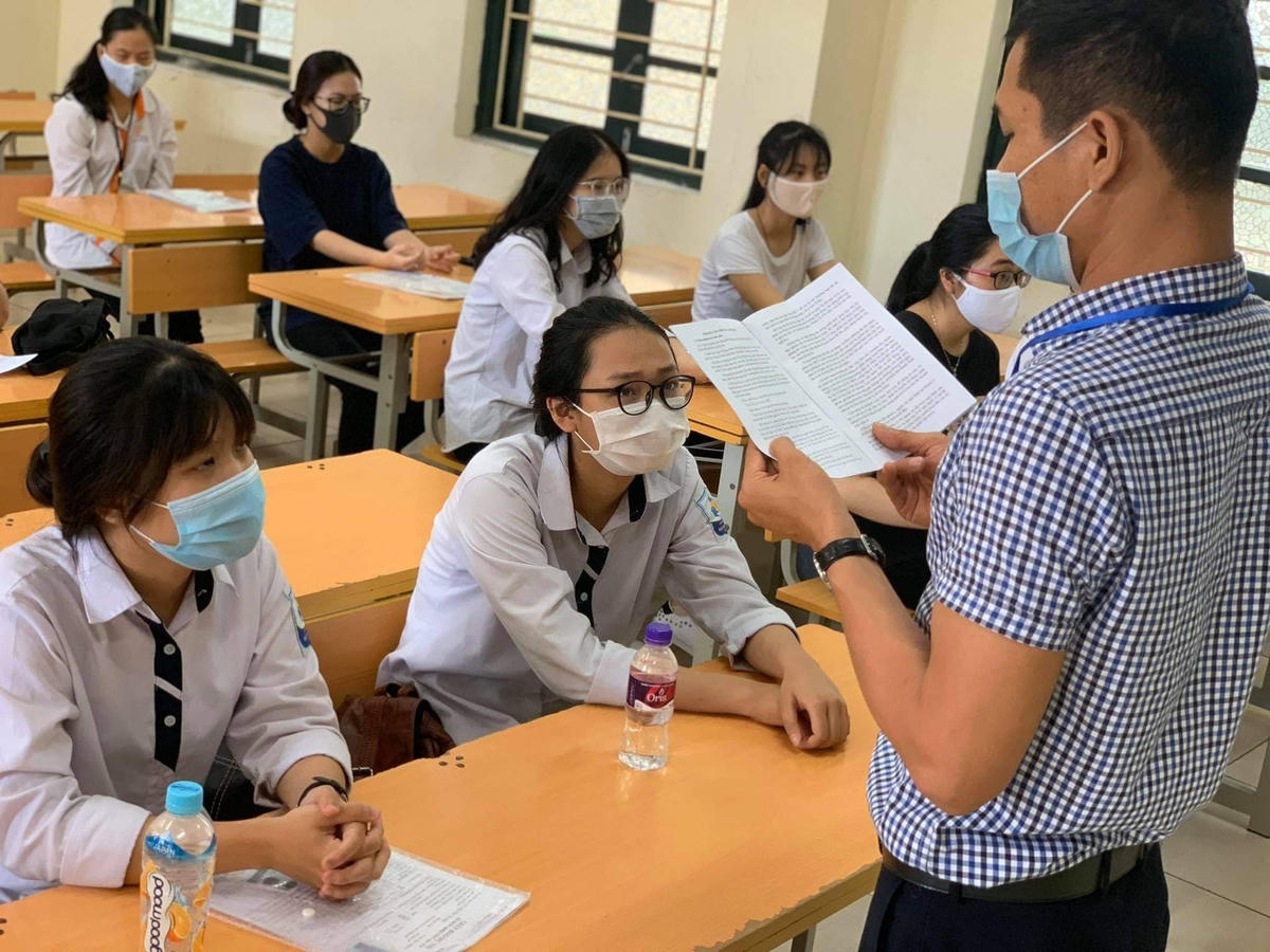 Để tăng cơ hội trúng tuyển, thí sinh cân nhắc điểm sàn và điểm chuẩn. Ảnh: Phạm Quang Vinh.