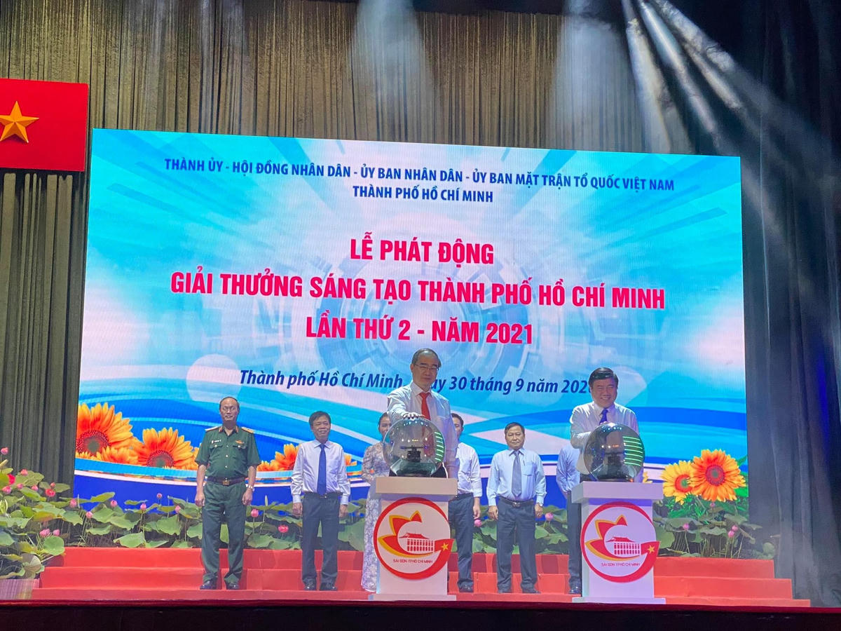 Bí thư Thành ủy TP HCM Nguyễn Thiện Nhân và Chủ tịch UBND TP Nguyễn Thành Phong tại lễ công bố phát động Giải thưởng (Ảnh: Hồng Phúc).