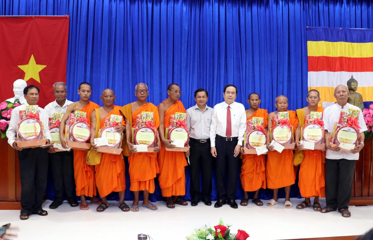 Ông Trần Thanh Mẫn tặng quà chúc Tết Chol Chnăm Thmây.   