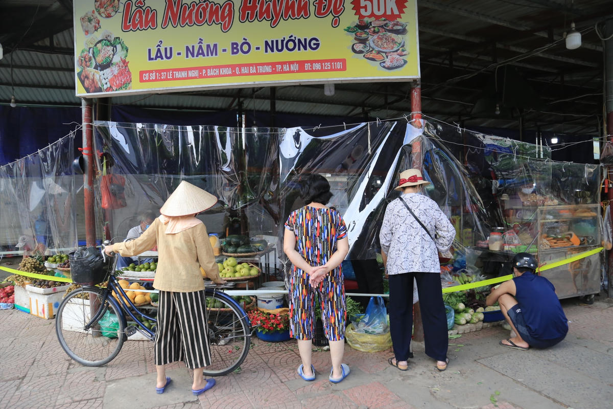 Toàn bộ chợ có khoảng 150 quầy bán hàng, khi áp dụng chia lịch thì chỉ còn khoảng 50 quầy bán hàng mỗi ngày. Những quầy hàng không cấp thiết cũng được yêu cầu tạm nghỉ kinh doanh.