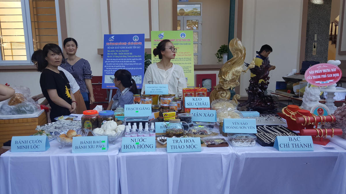 Gian trưng bày, giới thiệu sản phẩm sản xuất, kinh doanh - kết quả của các ý tưởng khởi nghiệp của phụ nữ Nam Định.