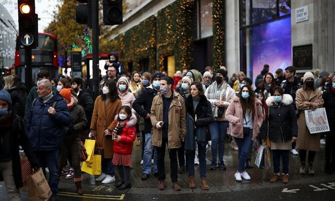 Người dân mua sắm trên Phố Oxford ở London, Anh. Ảnh: Reuters.
