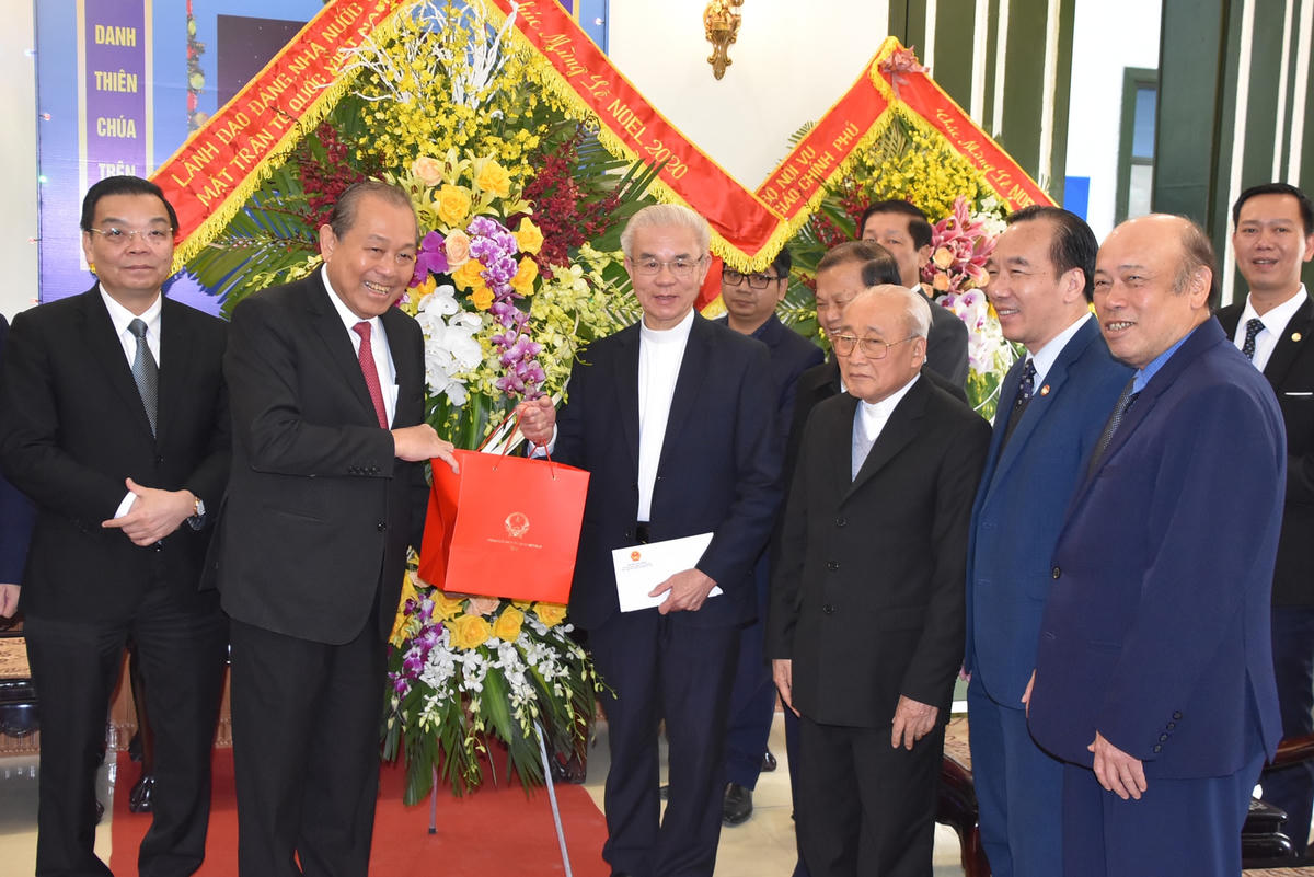 Phó Thủ tướng Thường trực Chính phủ Trương Hòa Bình tặng hoa chúc mừng Ủy ban Đoàn kết Công giáo Việt Nam.