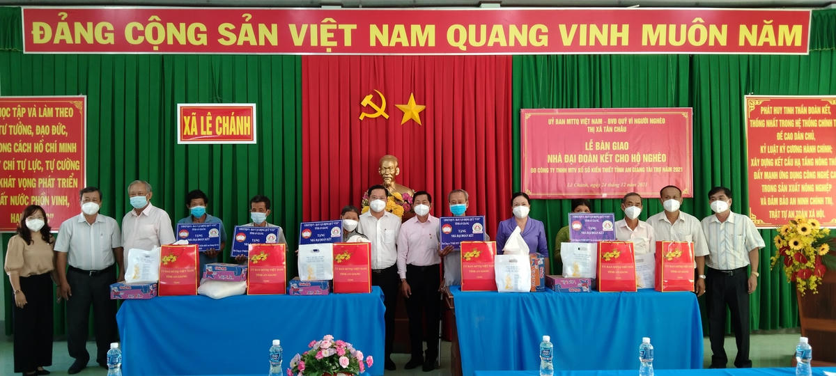 Lãnh đạo Thị ủy Tân Châu và nhà tại trợ bàn giao nhà Đại Đoàn Kết và chúc mừng cho các hộ nghèo.