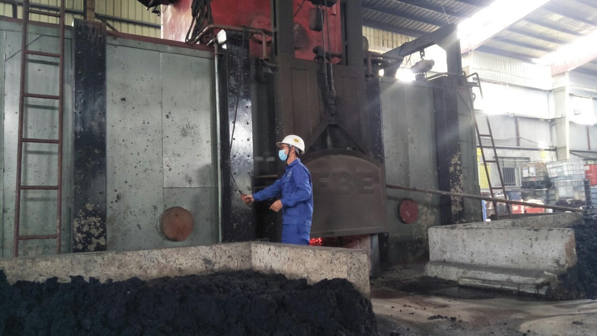 Khác với các loại rác nguy hại khác, rác thải y tế được xử lý ngay khi xe thu gom đưa về cơ sở xử lý, bằng công nghệ lò đốt.