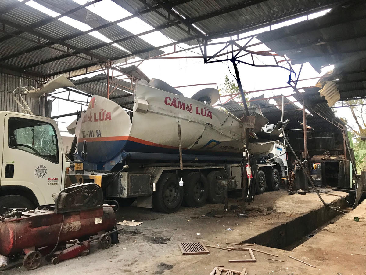 Hiện trường vụ nổ khiến 3 người nguy kịch.