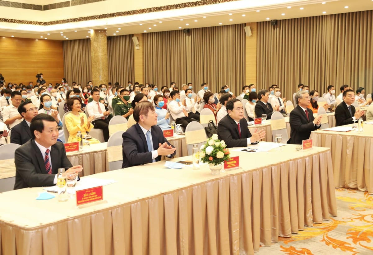 Ông Trần Quốc Vượng, Ủy viên Bộ Chính trị, Thường trực Ban Bí thư; ông Trần Thanh Mẫn, Bí thư Trung ương Đảng, Chủ tịch UBTƯ MTTQ Việt Nam và các đại biểu dự buổi lễ. Ảnh: Quang Vinh.