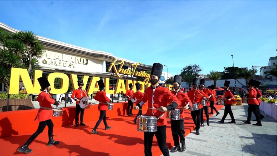 Không khí khai trương náo nhiệt ngày 6/11 tại Novaland Gallery. 