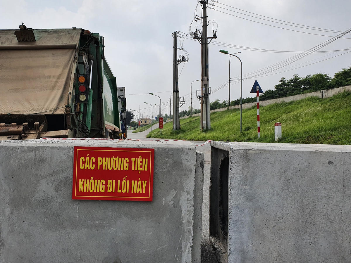 Ghi nhận của PV Đại Đoàn Kết Online, nhiều con đường trên địa bàn phường Long Biên, phường Thạch Bàn (Quận Long Biên, Hà Nội) đã được chặn đứng nhằm ngăn không cho người dân di chuyển. 