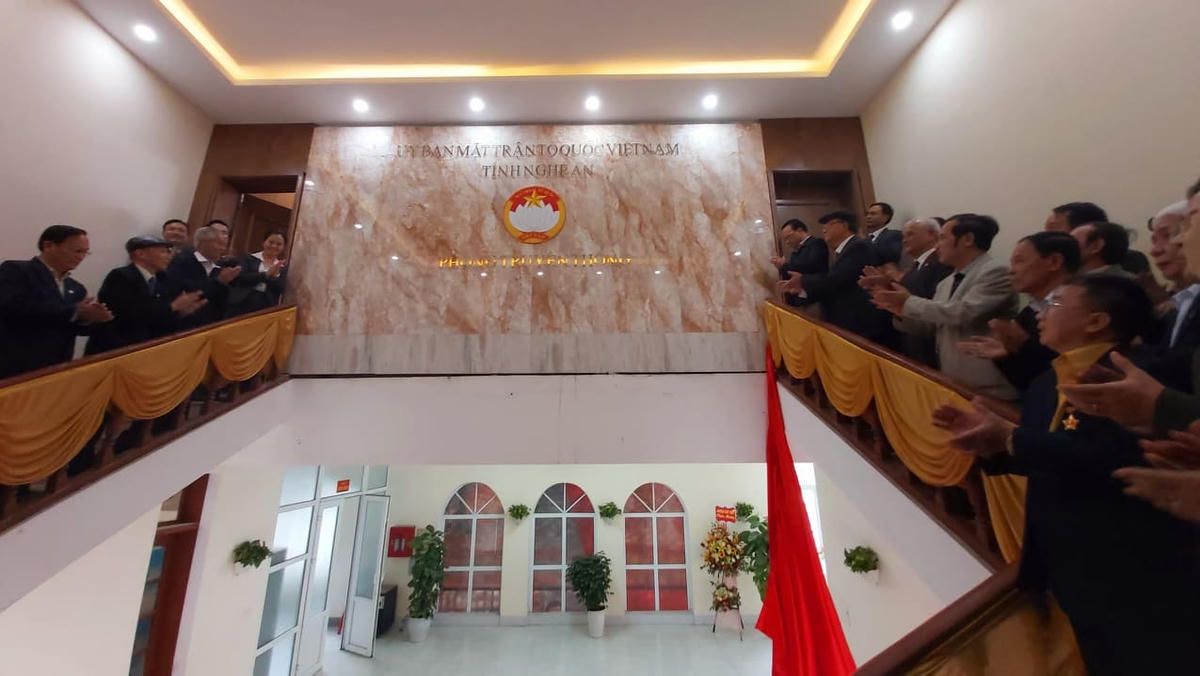 Lãnh đạo Ủy ban MTTQ tỉnh Nghệ An cùng các cán bộ Mặt trận qua các thời kỳ kéo băng khánh thành Phòng truyền thống MTTQ tỉnh Nghệ An.