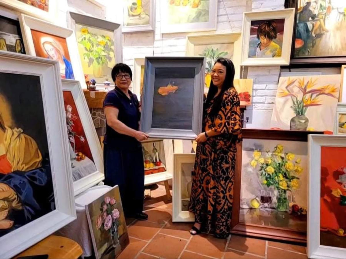 Nhà văn - họa sĩ Trần Thị Trường (bên trái) trong Studio Phố Hoài.