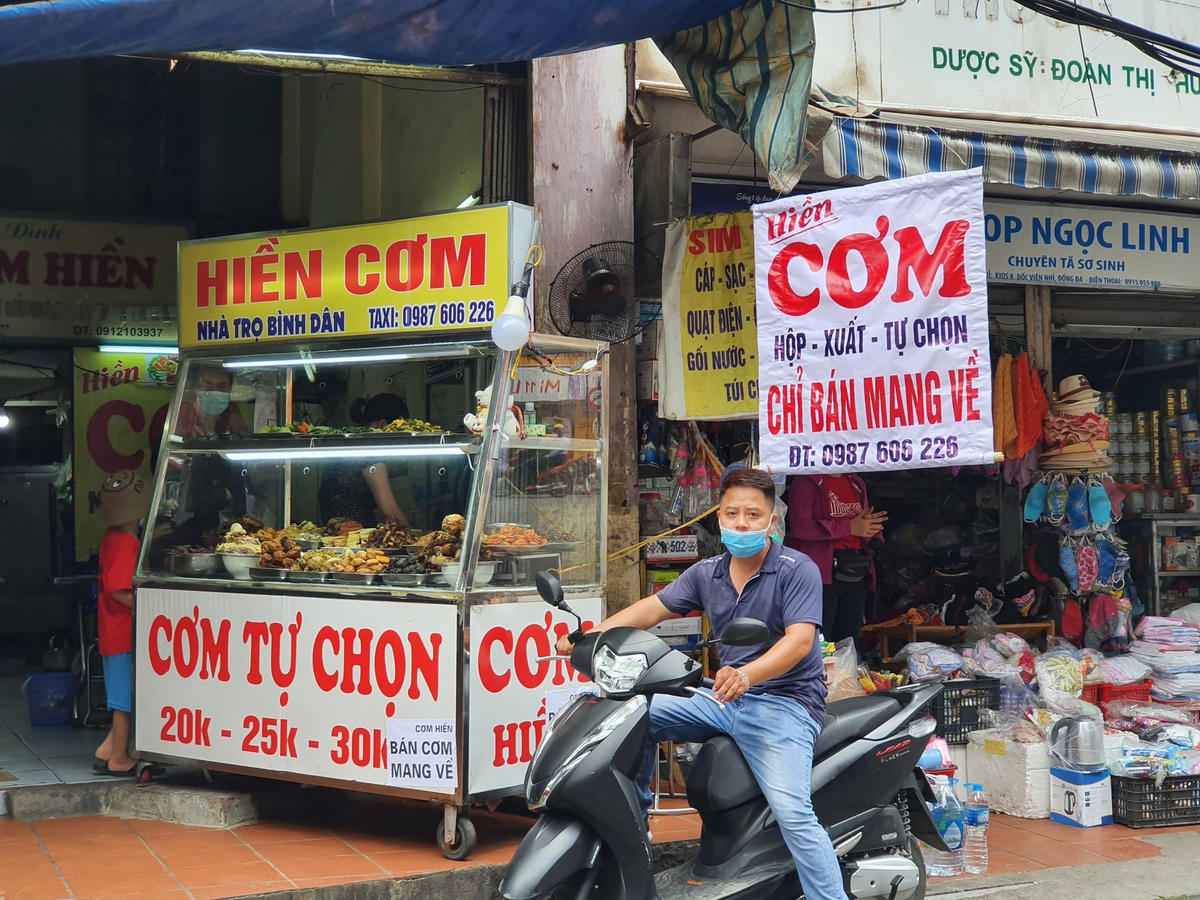 Các quán cơm tại cổng Bệnh viện Nhi chỉ bán mang về...