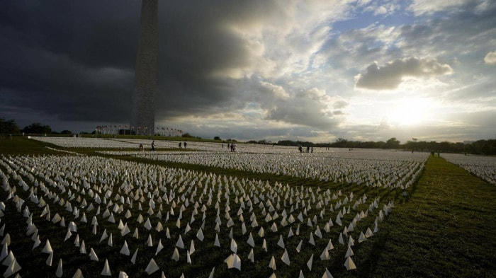 Người dân Mỹ cắm cờ trắng tại công viên National Mall, thủ đô Washington, Mỹ để tưởng niệm.  