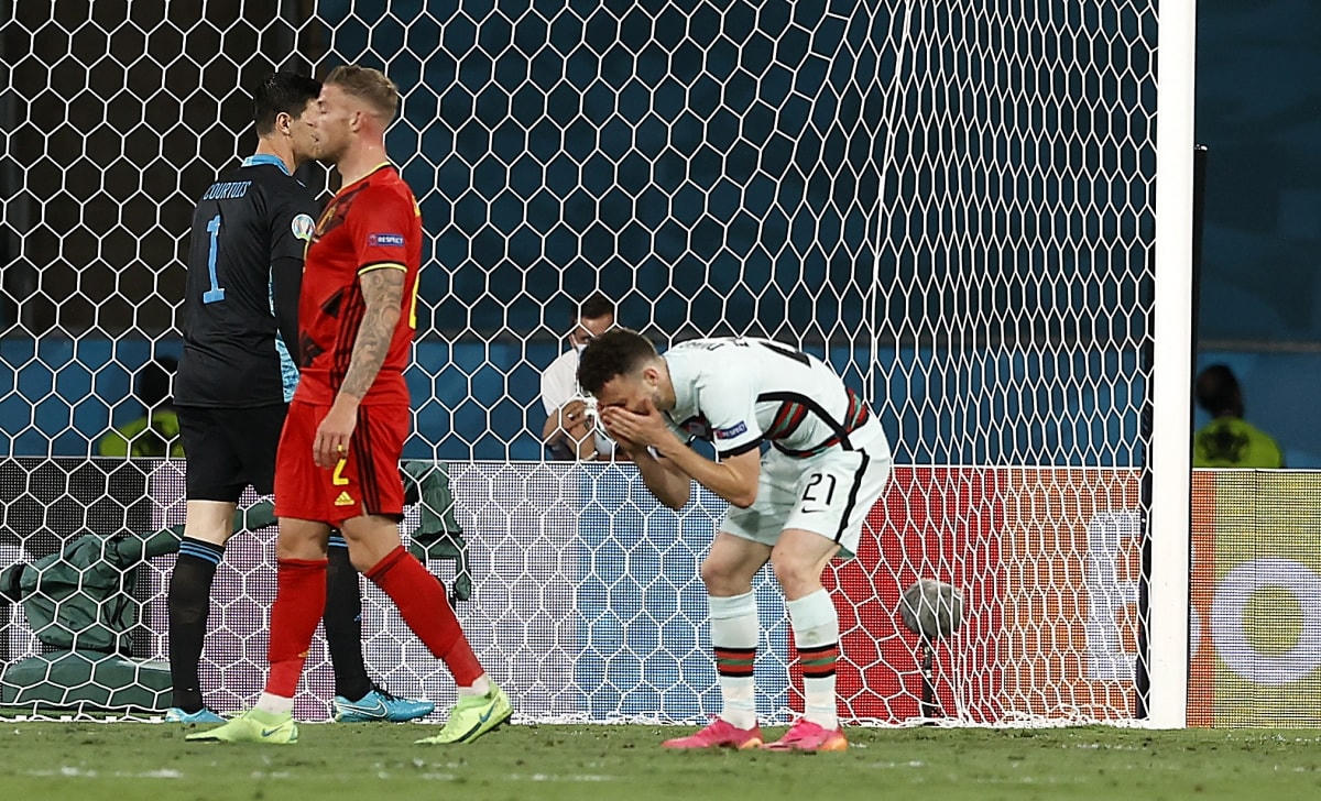 Diogo Jota bỏ lỡ pha làm bàn trong một tình huống "ngon ăn".