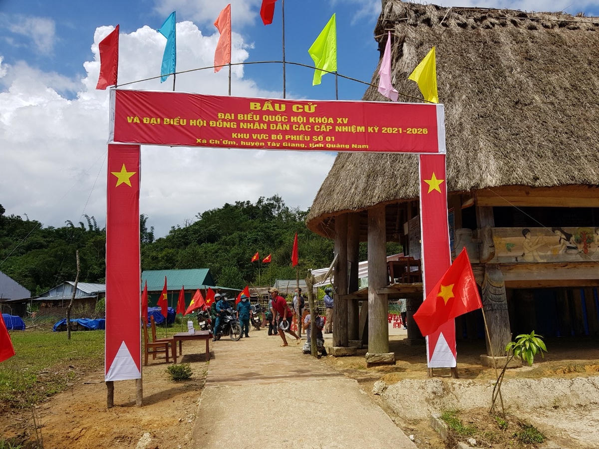 Một góc buôn làng trang trí cho Ngày hội toàn dân.
