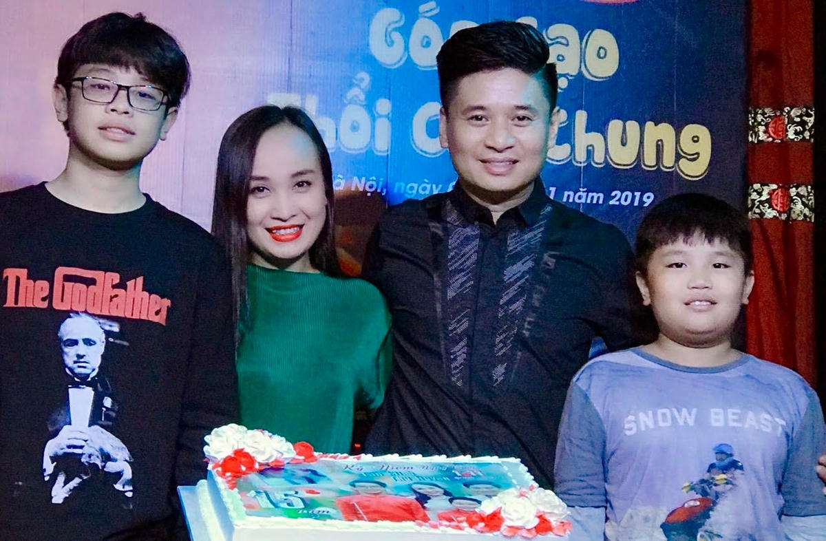 Gia đình hạnh phúc của NSƯT Thu Huyền và Tấn Minh.