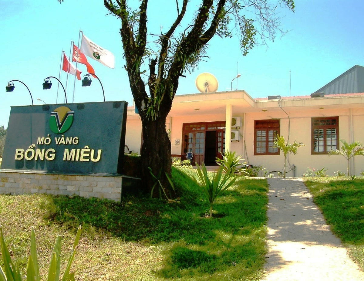 Công ty khai thác lấy đi nhiều tấn vàng nhưng vẫn còn nợ tiền thu gom rác.