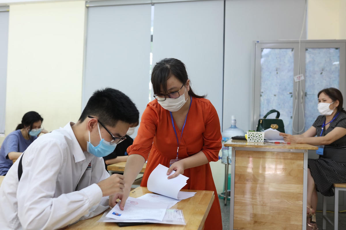 Thí sinh làm thủ tục dự thi kỳ thi tốt nghiệp THPT 2021. Ảnh: Phạm Quang Vinh.