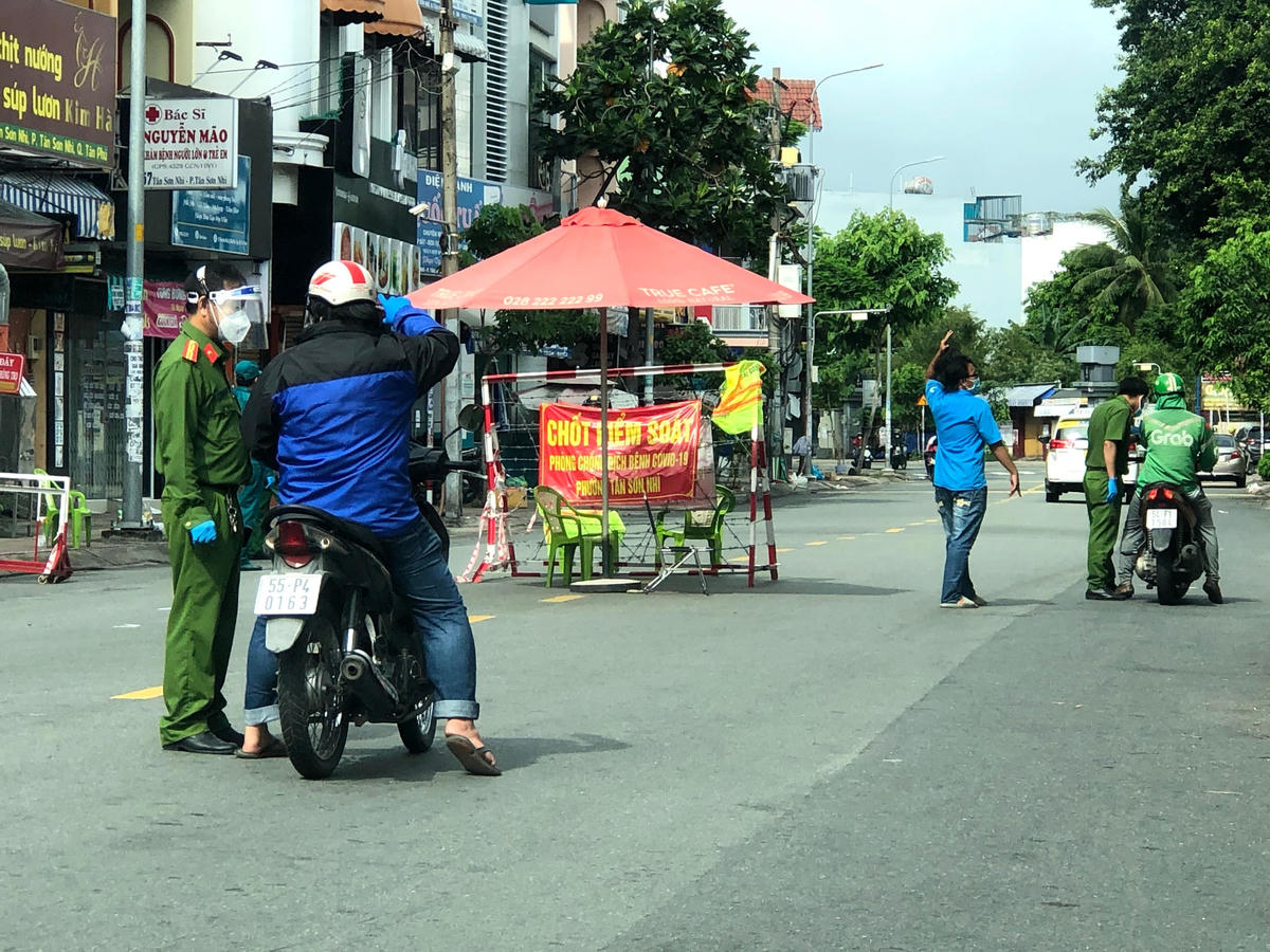 Tuy nhiên, một số tài xế, người dân không có giấy đi đường hợp lệ đã phải quay đầu xe.
