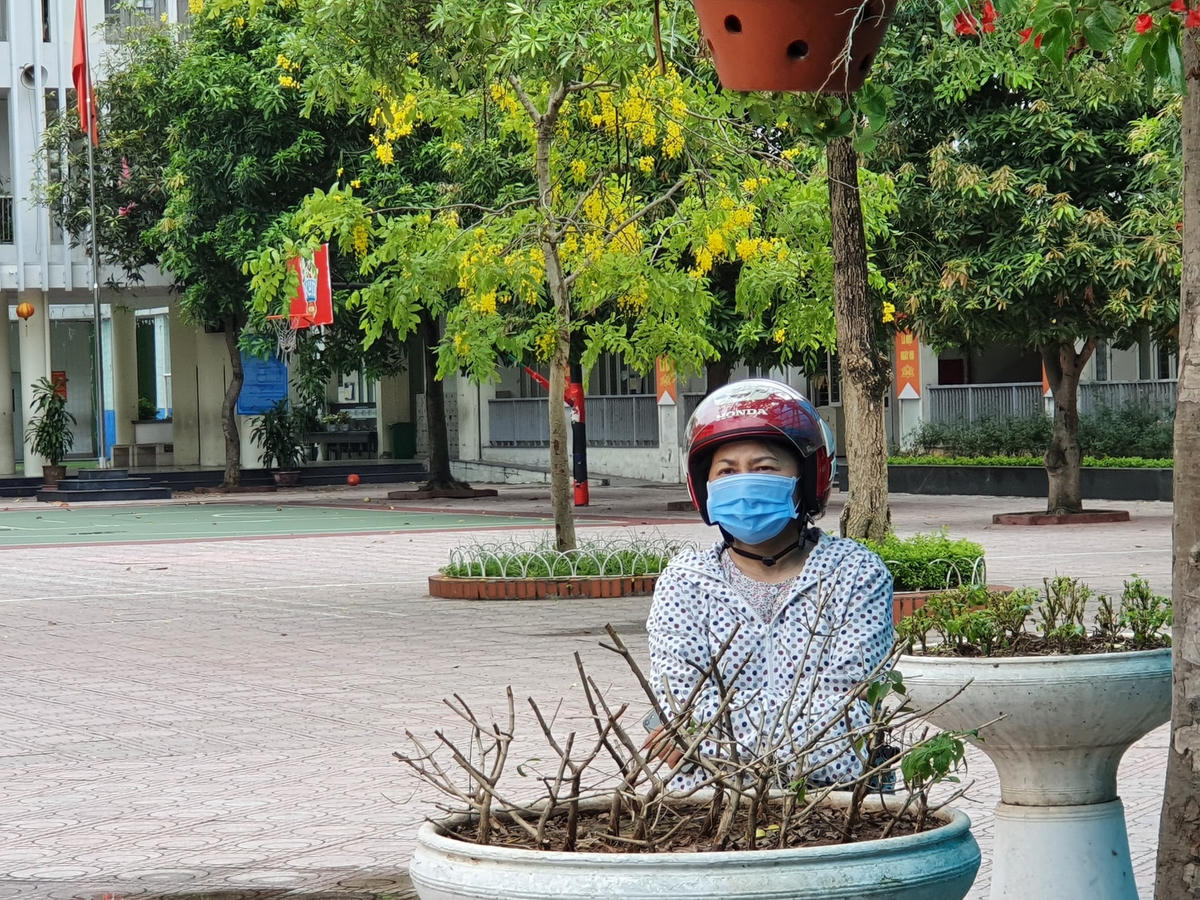 Một phụ huynh đang đứng đợi chon trong khu vực chờ.
