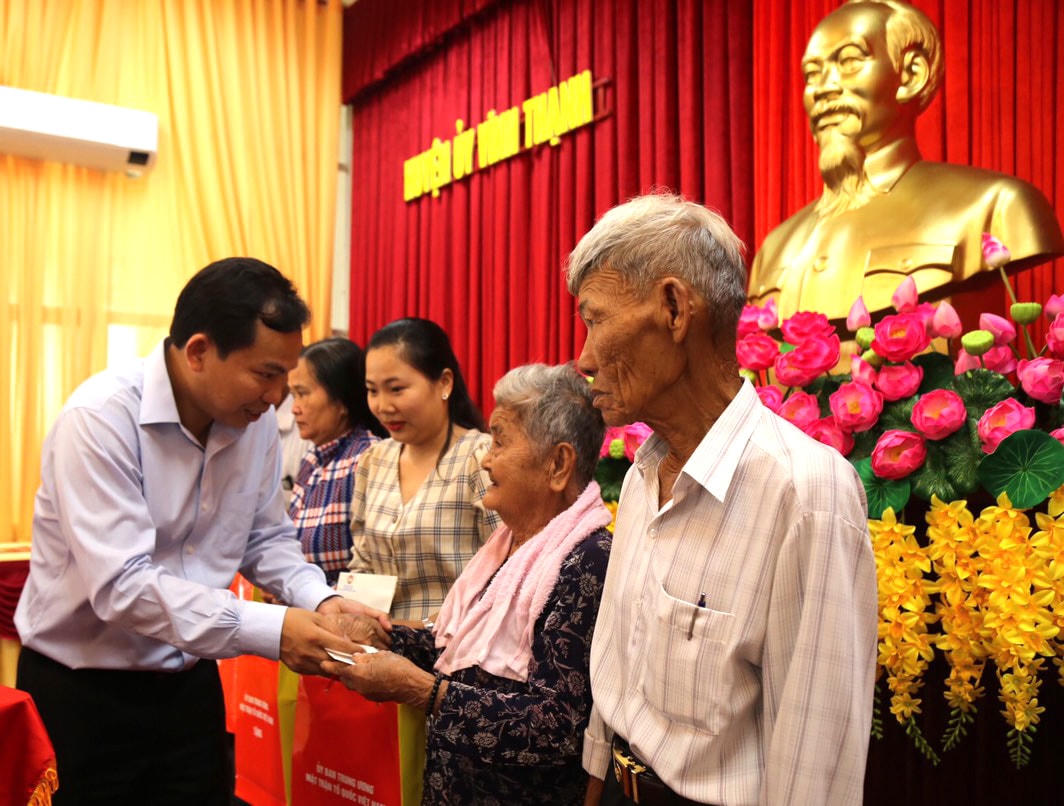 Bí thư Thành uỷ Cần Thơ Lê Quang Mạnh tặng quà các gia đình chính sách.