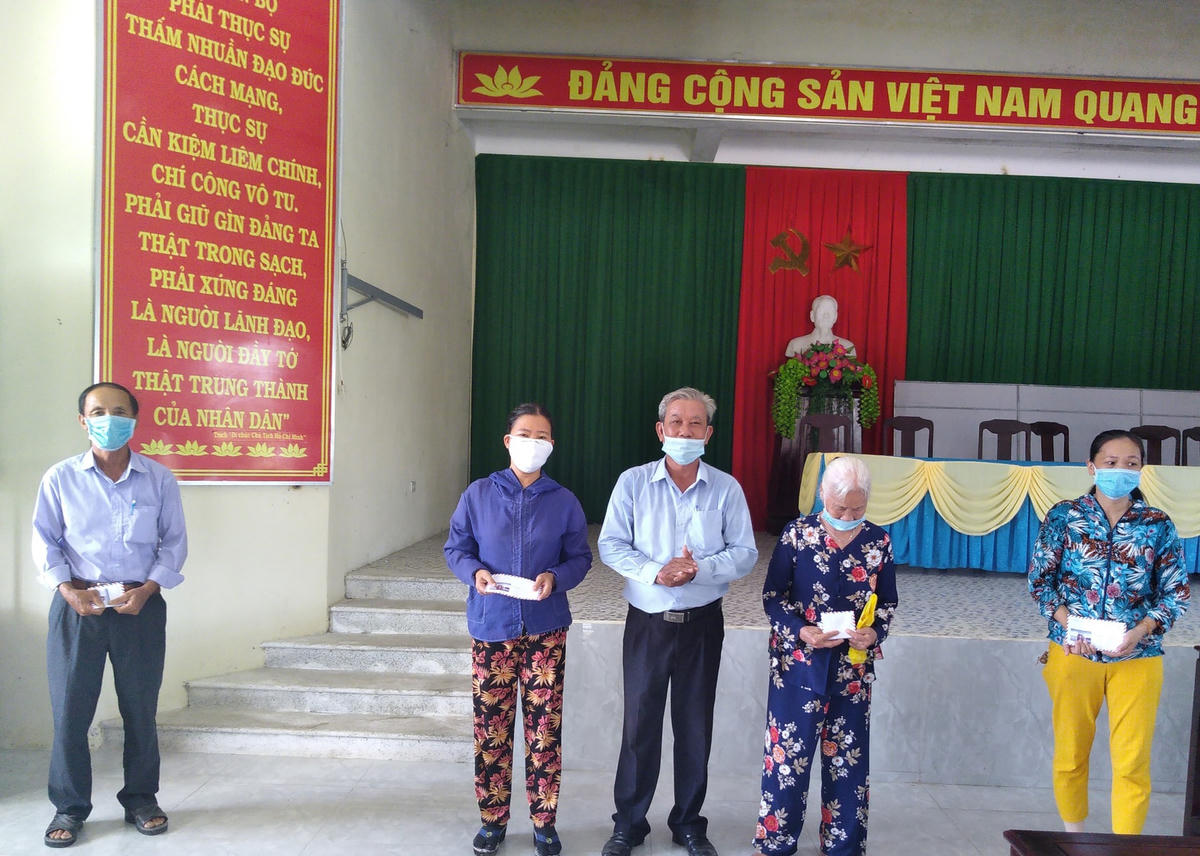 Đại diện lãnh đạo xã Quảng Vinh trao quà của đoàn từ thiện nghệ sĩ Hoài Linh hỗ trợ người dân bị ảnh hưởng bởi thiên tai trong năm 2020.