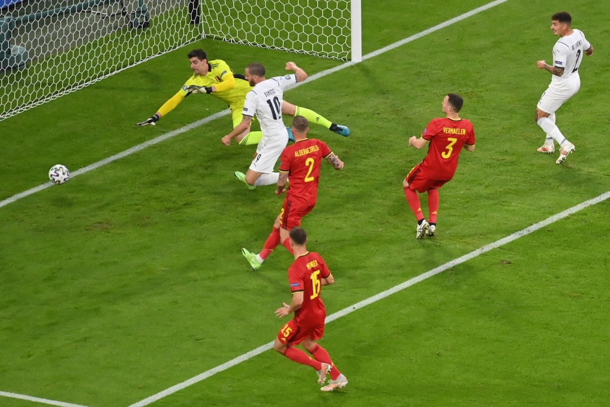 Bonucci đưa bóng vào lưới nhưng không được tính do việt vị.