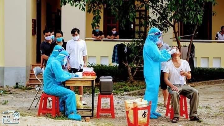 Cơ quan chức năng Nghệ An lấy mẫu xét nghiệm Covid-19 cho nhiều người trở về từ Đà Nẵng.