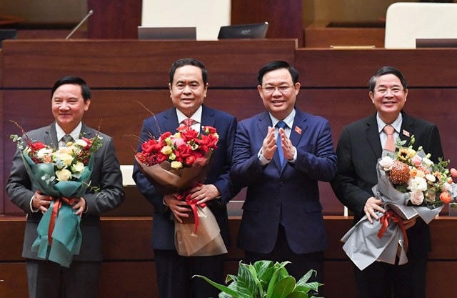 Chủ tịch Quốc hội Vương Đình Huệ tặng hoa, chúc mừng các Phó Chủ tịch Quốc hội. Ảnh: Quang Vinh.   